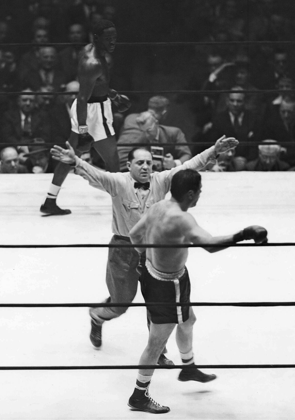 1951: Ezzard Charles knocks out Lee Oma to retain heavyweight title
